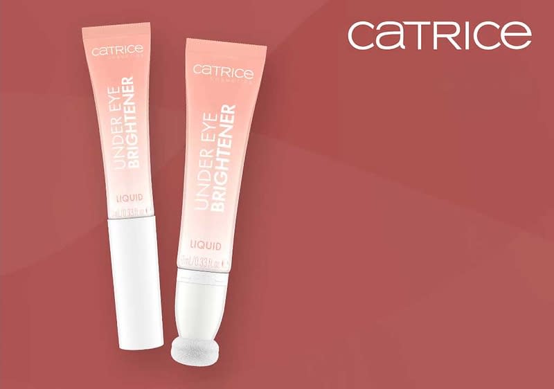 Zwei rosafarbene Tuben des Catrice Under Eye Brightener Liquid mit weißem Applikator, die Tuben sind mit dem Schriftzug CATRICE UNDER EYE BRIGHTENER LIQUID bedruckt, rechts oben steht CATRICE in weißer Schrift