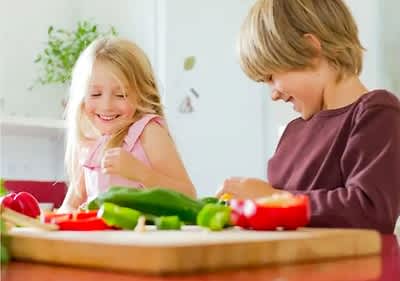 Kinder schneiden Gemüse