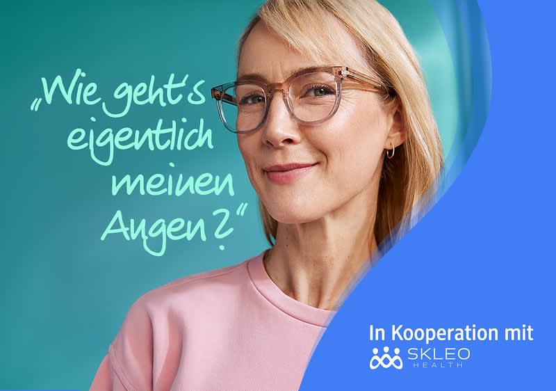 Eine Frau mit blondem Haar trägt ein rosafarbenes Oberteil vor einem türkisfarbenen Hintergrund, der Text Wie geht's eigentlich meinen Augen? ist in weißer Schrift auf dem Hintergrund zu lesen, unten rechts steht In Kooperation mit SKLEO HEALTH in weißer Schrift auf einem blauen Bereich.