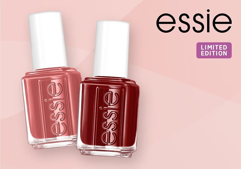 Zwei Nagellackflaschen der Marke Essie mit weißem Deckel, die linke Flasche ist in einem hellen Rotton und die rechte in einem dunkleren Rotton, beide Flaschen haben das Essie-Logo eingeprägt, rechts oben steht der Markenname Essie in schwarzer Schrift und darunter ein lila Rechteck mit der Aufschrift LIMITED EDITION in weißer Schrift auf einem rosa Hintergrund