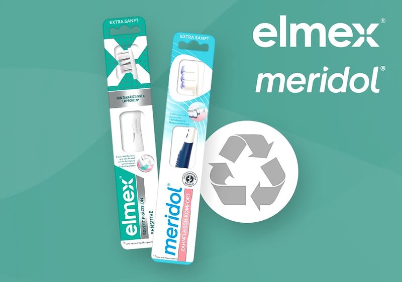 Zwei Zahnbürstenverpackungen, eine von elmex mit der Aufschrift Extra Sanft und Interdentalreinigung in Türkis und Weiß, die andere von meridol mit der Aufschrift Extra Sanft und Zahnfleischschutz in Türkis und Weiß, beide mit Bildern der Zahnbürsten darauf, daneben ein Recycling-Symbol aus drei grauen Pfeilen auf einem hellblauen Hintergrund, oben rechts das elmex-Logo in Weiß auf Türkis