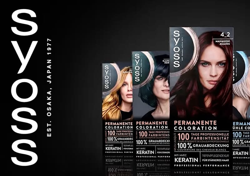 Fünf Packungen der Haarfarben von syoss in verschiedenen Farbnuancen auf schwarzem Hintergrund, links das syoss Logo in Weiß