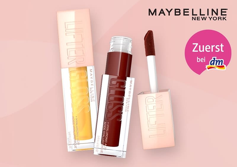 Zwei Lipgloss-Flaschen von Maybelline New York auf einem rosa Hintergrund, die linke Flasche ist gelb mit der Aufschrift Lifter Gloss und die rechte Flasche ist dunkelrot mit der gleichen Aufschrift, daneben ein geöffneter Applikator mit dunkelrotem Lipgloss, oben rechts steht MAYBELLINE NEW YORK in schwarzer Schrift.