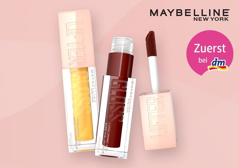 Zwei Lipgloss-Flaschen von Maybelline New York auf einem rosa Hintergrund, die linke Flasche enthält einen goldenen Lipgloss mit der Aufschrift Lifter Gloss auf der Verpackung, die rechte Flasche ist geöffnet und zeigt einen dunkelroten Lipgloss mit der gleichen Aufschrift, der Applikator ist ebenfalls dunkelrot und die Marke Maybelline New York ist oben rechts im Bild platziert