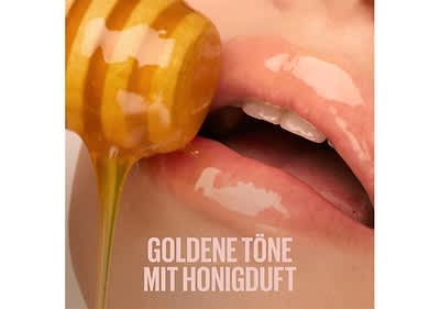 Eine Nahaufnahme eines weiblichen Mundes mit glänzenden, honigfarbenen Lippen, neben dem Mund befindet sich ein hölzerner Honiglöffel, von dem Honig tropft, darunter steht in weißer Schrift Goldene Töne mit Honigduft