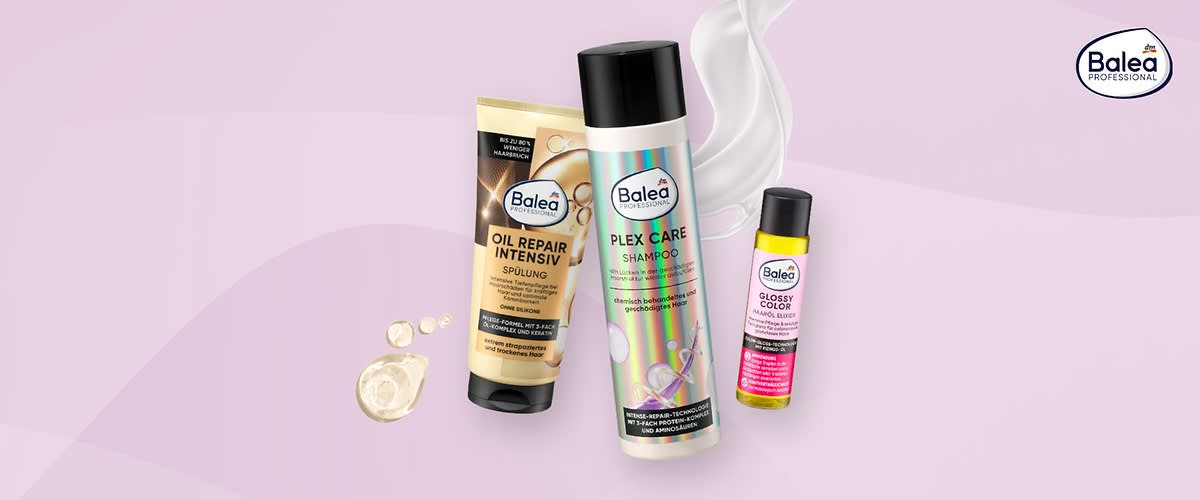 Vier Haarpflegeprodukte der Marke Balea Professional auf einem rosa Hintergrund, links eine goldene Tube mit der Aufschrift "Oil Repair Intensiv Spülung" und darunter "Für sehr strapaziertes und trockenes Haar", daneben eine große Flasche mit schwarzem Deckel und der Aufschrift "Plex Care Shampoo" sowie "Intensiv-Pflege-Formel für strapaziertes Haar"