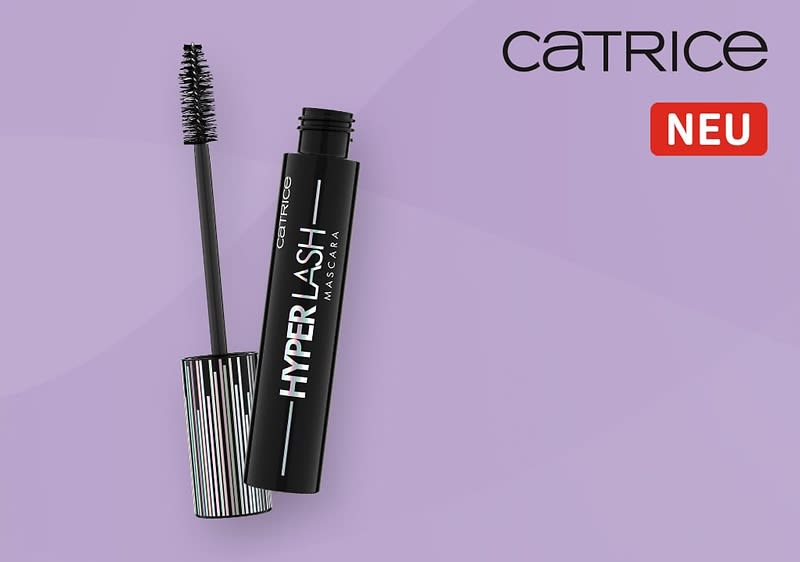 Eine schwarze Mascara mit der Aufschrift Catrice Hyper Lash Mascara liegt auf einem lila Hintergrund, daneben ist der Bürstenkopf zu sehen, oben rechts steht CATRICE in weißer Schrift und darunter ein rotes Rechteck mit dem weißen Schriftzug NEU