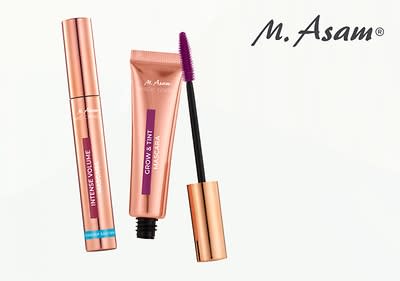 Zwei Kosmetikprodukte von M. Asam, links eine roségoldene Mascara mit der Aufschrift „Intense Volume Mascara“ und rechts eine roségoldene Tube mit der Aufschrift „Grow & Tint Brow & Lash“