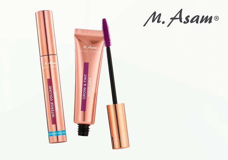 Zwei Kosmetikprodukte von M. Asam, links eine kupferfarbene Mascara mit der Aufschrift „Intense Volume Mascara“, rechts eine kupferfarbene Tube mit der Aufschrift „Grow & Tint Lash Serum“