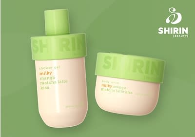 Zwei Produktverpackungen der Marke Shirin Beauty auf einem grünen Hintergrund, links eine Flasche mit grünem Deckel und der Aufschrift shower gel milky mango matcha latte kiss sowie shirin beauty in kleiner Schrift, rechts ein Tiegel mit grünem Deckel und der Aufschrift body scrub milky mango matcha latte kiss, beide Deckel tragen den Schriftzug SHIRIN in Großbuchstaben, oben rechts das Shirin Beauty Logo bestehend aus einem stilisierten S und dem Schriftzug SHIRIN [BEAUTY]