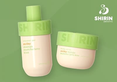 Zwei Produktverpackungen der Marke Shirin Beauty auf einem grünen Hintergrund, links ein Duschgel mit grünem Deckel und der Aufschrift shower gel milky mango matcha latte kiss sowie shirin beauty in kleiner Schrift, rechts ein Körperpeeling mit grünem Deckel und der Aufschrift body scrub milky mango matcha latte kiss und ebenfalls shirin beauty in kleiner Schrift, oben rechts das Logo von Shirin Beauty in Weiß