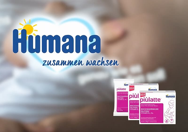 Eine Illustration zeigt eine verschwommene Nahaufnahme von Händen, die ein Herz formen, darüber steht in blauer Schrift Humana mit einem gelben Sonnenmotiv, darunter in kleinerer blauer Schrift zusammen wachsen, rechts sind drei Produktverpackungen von Humana Piulatte sichtbar, die Verpackungen sind weiß mit pinkem Akzent und tragen die Aufschrift Piulatte, Bockshornklee mit Vitamin B1, Nahrungsergänzungsmittel für stillende Mütter, jede Verpackung zeigt eine stilisierte Zeichnung einer Frau mit Baby.