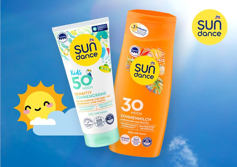 Zwei Produktverpackungen der Marke Sundance vor einem blauen Himmel mit Wolken und einer lachenden Sonne, links eine weiße Tube mit der Aufschrift Kids 50 hoch Sensitiv Sonnencreme und einem grünen Gecko, rechts eine orange Flasche mit der Aufschrift 30 hoch Sonnenmilch und einem Bild von Orangen, oben rechts das Sundance-Logo in gelb und blau