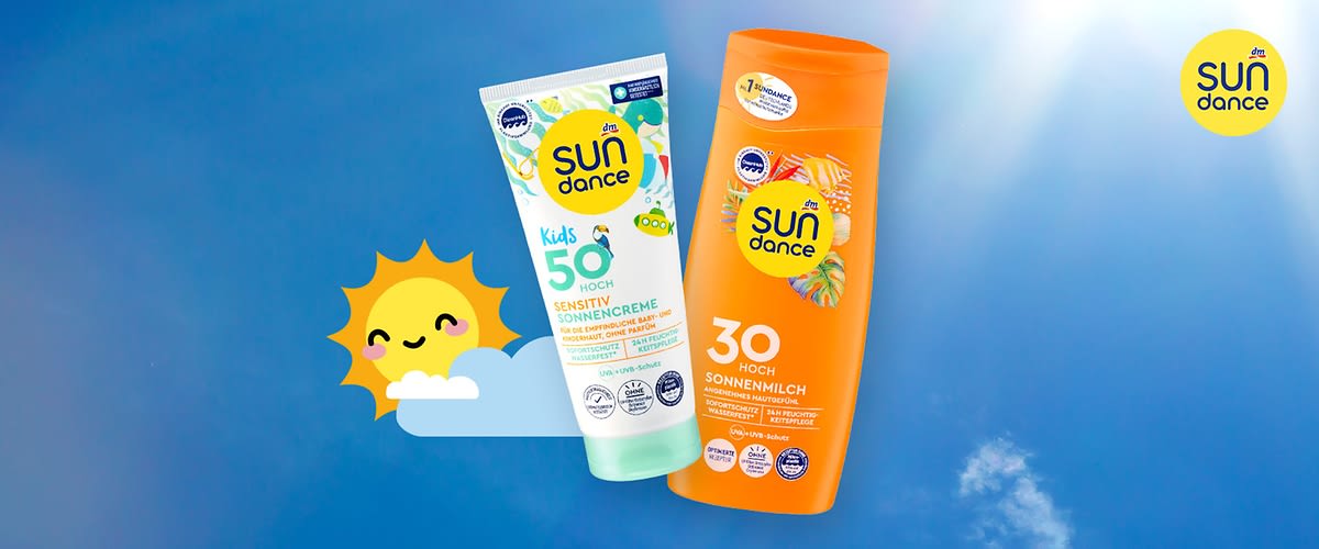 Zwei Produktverpackungen der Marke Sundance vor einem blauen Himmel mit Wolken und einer lachenden Sonne, links eine weiße Tube mit der Aufschrift Kids 50 hoch Sensitiv Sonnencreme und einem grünen Gecko, rechts eine orange Flasche mit der Aufschrift 30 hoch Sonnenmilch und einem Bild von Orangen, oben rechts das Sundance-Logo in gelb und blau