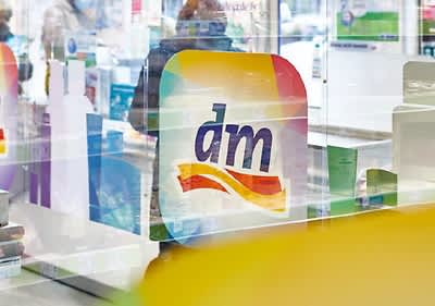 dm-Logo auf einer Scheibe im Kassenbereich