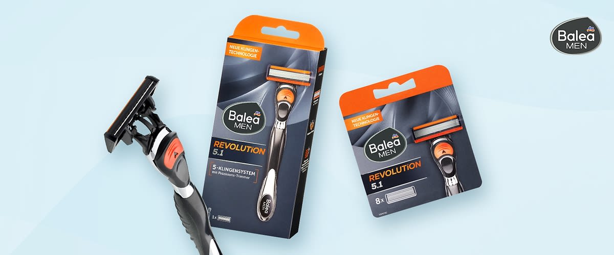 Drei Balea Men Rasierprodukte auf hellblauem Hintergrund: links ein Rasierer mit schwarzem Griff und orangefarbener Klinge, in der Mitte eine Verpackung mit der Aufschrift „Balea MEN REVOLUTION 5.1 5-KLINGENSYSTEM“, rechts eine Nachfüllpackung mit der Aufschrift „Balea MEN REVOLUTION 5.1“ und orangefarbener Gestaltung