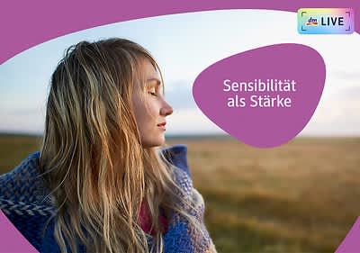 Eine Frau mit langen, blonden Haaren steht in einer Landschaft mit einem weiten Feld und trägt einen blauen und roten Schal. Rechts m Bild befindet sich ein lila Bubble mit der Aufschrift Sensibilität als Stärke und in der oberen rechten Ecke ist ein kleines Logo mit der Aufschrift dm LIVE zu sehen.