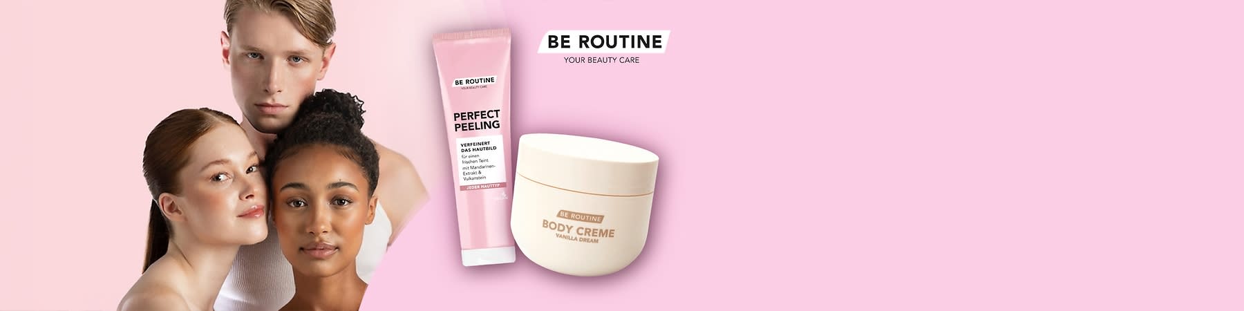 zwei Kosmetikprodukte der Marke „BE ROUTINE“ auf rosa Hintergrund: links weiße Dose mit Aufschrift „BODY CREME VANILLA DREAM“, rechts Spenderflasche mit Pumpspender und Etikett „HAND SEIFE“ sowie floralem Muster