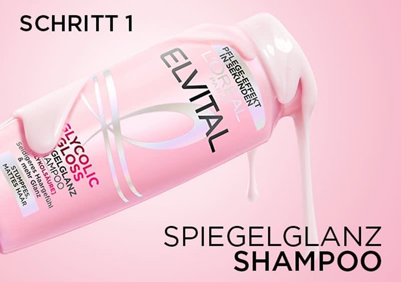 Eine rosafarbene Flasche des Elvital Glycolic Gloss Shampoo von L'Oréal Paris mit weißer Flüssigkeit, die aus der geöffneten Flasche fließt, Aufschriften auf der Flasche sind Glycolic Gloss Shampoo und Für normales Haar, oben links steht Schritt 1 und unten rechts Spiegelglanz Shampoo