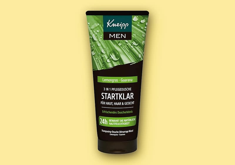 Eine schwarze Tube mit der Aufschrift Kneipp MEN oben, darunter ein grüner Streifen mit einem Bild von Lemongras und der Text Lemongras • Guarana, darunter steht 3 IN 1 PFLEGEDUSCHE STARTKLAR FÜR HAUT, HAAR & GESICHT und Entdeckendes Duscherlebnis, am unteren Rand der Tube steht 24h bewahrt die natürliche Hautfeuchtigkeit* und Shampoo-Dusche Duschgel Wash Lemongras Guarana auf einem hellgelben Hintergrund