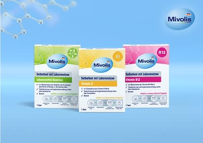 Drei Mivolis Selbsttest-Verpackungen vor blauem Hintergrund, links Lebenseinstellung-Rotation in Grün, Mitte Vitamin D in Gelb, rechts Vitamin B12 in Pink, alle mit der Aufschrift „Selbsttest mit Laborauswertung“
