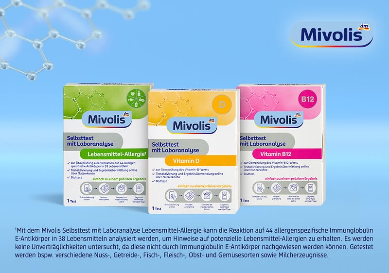 Drei Mivolis Selbsttests in Kartons vor blauem Hintergrund: links grüner Karton „Lebensmittel-Allergie“, Mitte gelber Karton „Vitamin D“, rechts pinker Karton „Vitamin B12“, oben rechts Mivolis-Logo