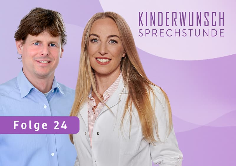 Zwei Personen stehen nebeneinander vor einem lila Hintergrund, die linke Person trägt ein hellblaues Hemd und die rechte Person einen weißen Laborkittel über einer rosa gestreiften Bluse, oben rechts steht in lila Schrift Kinderwunsch Sprechstunde und unten links in einem lila Kasten Folge 24