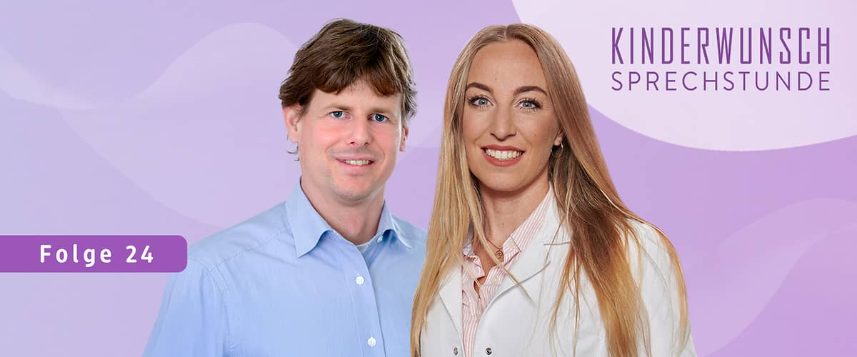 Zwei Personen stehen nebeneinander vor einem lila Hintergrund, die linke Person trägt ein hellblaues Hemd und die rechte Person einen weißen Laborkittel über einer rosa gestreiften Bluse, oben rechts steht in lila Schrift Kinderwunsch Sprechstunde und unten links in einem lila Kasten Folge 24