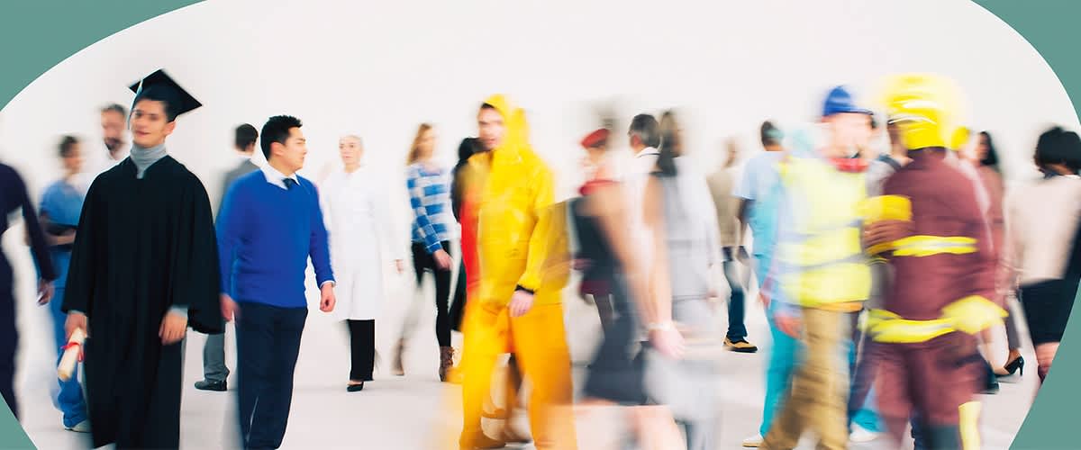 Eine Gruppe von Menschen in verschiedenen Berufen und Outfits geht in unterschiedliche Richtungen, darunter ein Mann in einem blauen Pullover, ein Mann in einem gelben Schutzanzug, eine Person in einem weißen Arztkittel und eine Person in einem Bauarbeiter-Outfit mit Schutzhelm, die Gesichter sind größtenteils unscharf, und die Szene ist dynamisch mit Bewegungsunschärfe dargestellt