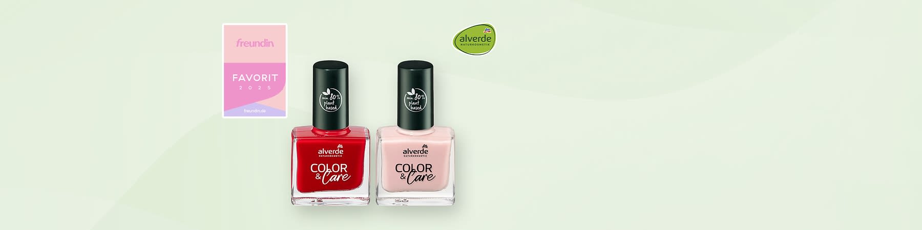 Zwei Nagellackflaschen der Marke alverde Naturkosmetik liegen auf einer hellrosa Fläche, eine Flasche ist geöffnet und zeigt einen roten Nagellack mit einem Pinsel, daneben steht eine geschlossene Flasche mit einem hellen, rosafarbenen Nagellack, beide Flaschen tragen die Aufschrift COLOR & care, auf der rosafarbenen Flasche ist zusätzlich ein Logo mit der Aufschrift 20% plant based zu sehen, oben rechts im Bild befindet sich das alverde-Logo mit dem Zusatz NATURKOSMETIK und dem dm-Logo.