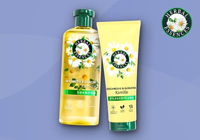 Zwei Produkte der Marke Herbal Essences mit Kamille auf einem hellblauen Hintergrund, links eine durchsichtige Flasche mit gelber Flüssigkeit und grünem Deckel, darauf das Logo mit Kamillenblüten und der Text Geschmeidig & Glänzend Kamille Shampoo, rechts eine gelbe Tube mit dem gleichen Logo und der Aufschrift Geschmeidig & Glänzend Kamille Pflegespülung, daneben das Herbal Essences Logo mit einer rosa Blüte und grünen Blättern