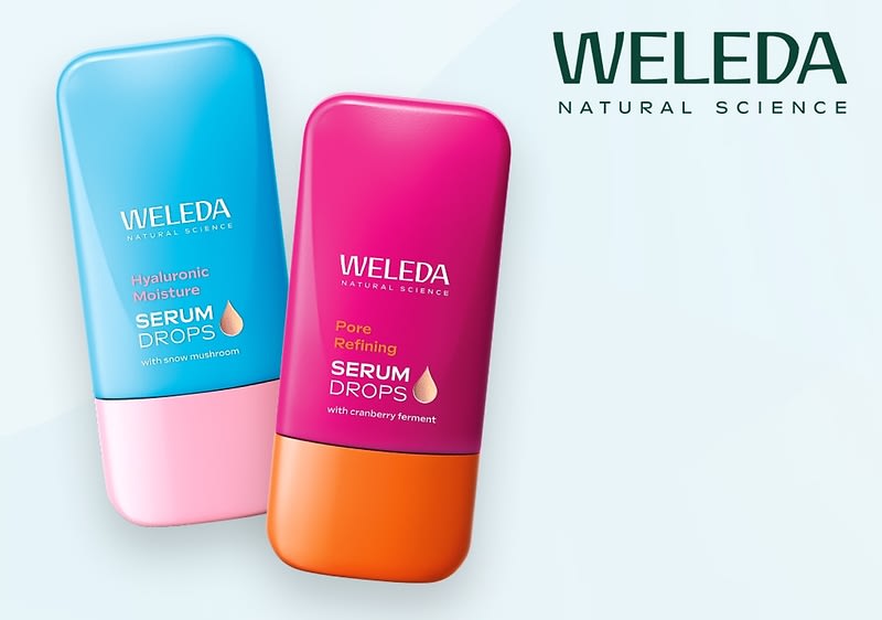 Zwei Flaschen Weleda Serum Drops, links blau mit der Aufschrift „Hyaluronic Moisture Serum Drops with snow mushroom“, rechts pink mit der Aufschrift „Pore Refining Serum Drops with cranberry ferment“, oben rechts das Weleda Logo mit „Natural Science“