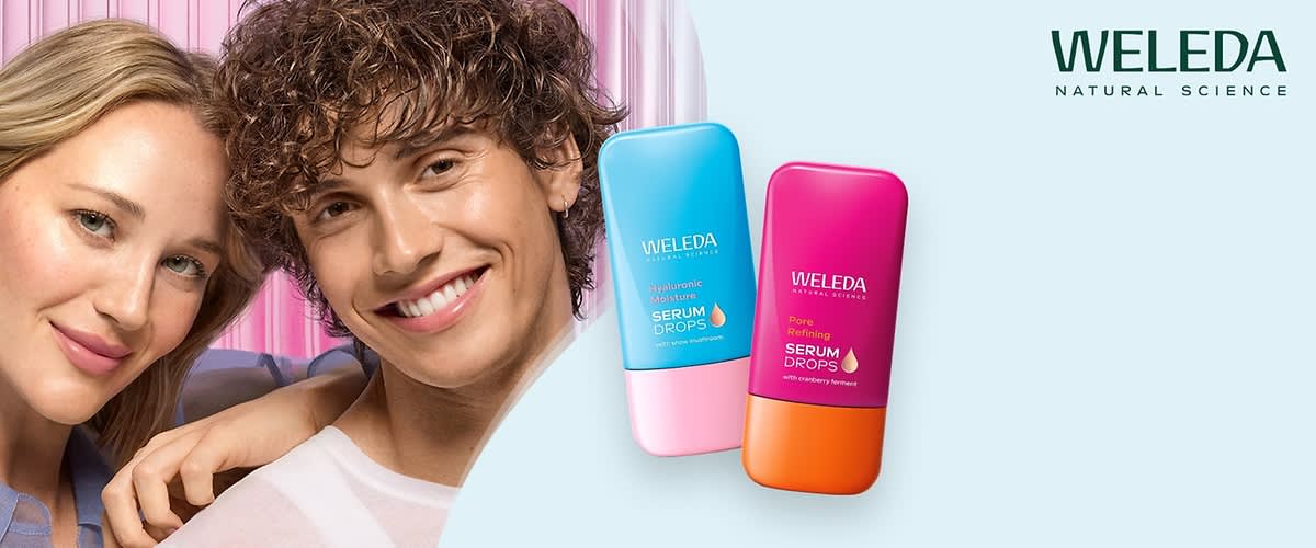 Zwei Flaschen Weleda Serum Drops, links blau mit der Aufschrift „Hyaluronic Moisture Serum Drops with snow mushroom“, rechts pink mit der Aufschrift „Pore Refining Serum Drops with cranberry ferment“, oben rechts das Weleda Logo mit „Natural Science“