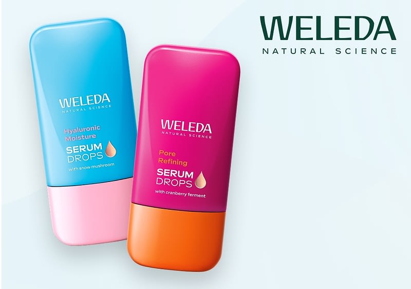 Zwei Flaschen Weleda Serum Drops, links blau mit der Aufschrift „Hyaluronic Moisture Serum Drops“ und rechts pink mit der Aufschrift „Pore Refining Serum Drops“, daneben der Text „WELEDA Natural Science“