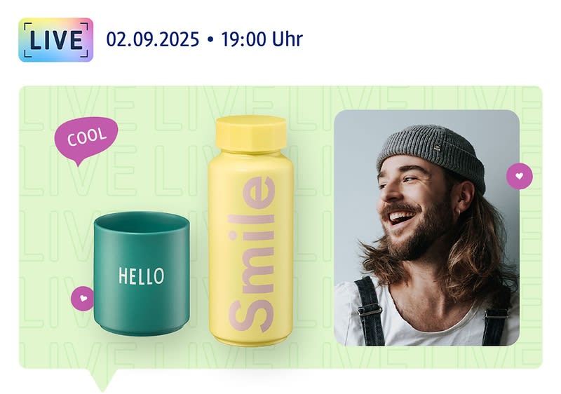 02.09.2025, 19:00 Uhr, Eric lächelt in die Kamera, daneben eine gelbe Thermosflasche mit der Aufschrift Smile sowie ein dunkelgrüner Becher mit der Aufschrift Hello aus der Kollektion