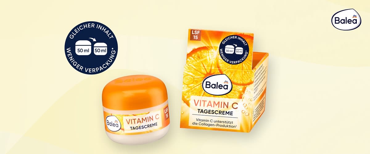 Eine Produktabbildung der Balea Vitamin C Tagescreme mit einem weißen Tiegel und einer orangefarbenen Verpackung, auf der ein aufgeschnittener Orangenscheiben-Hintergrund zu sehen ist, die Verpackung trägt die Aufschrift Vitamin C Tagescreme und Vitamin C unterstützt die Collagen-Produktion!, daneben ein rundes blaues Siegel mit der Aufschrift Gleicher Inhalt, weniger Verpackung, 50 ml, oben rechts das Balea-Logo und links die Angabe LSF 15.