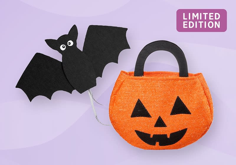 Eine orange glitzernde Tasche in Form eines Kürbisses mit schwarzem Gesichtsmuster, daneben eine schwarze Papierfledermaus, oben rechts ein violettes Schild mit der Aufschrift „Limited Edition“