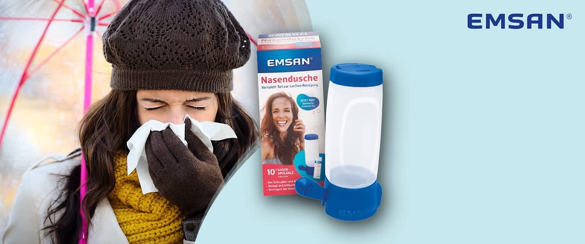 Eine Nasendusche von Emsan mit blauem Deckel und transparentem Behälter, daneben die Verpackung mit der Aufschrift „Nasendusche“ und „10 Sachets inklusive“