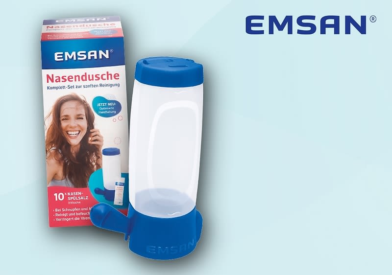 Eine blaue Nasendusche von EMSAN vor einer Verpackung mit der Aufschrift „Nasendusche Komplett-Set zur sanften Reinigung“ und „10x Nasenspülsalz“