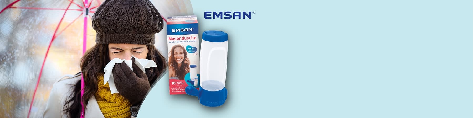Eine blaue Nasendusche von EMSAN vor einer Verpackung mit der Aufschrift „Nasendusche Komplett-Set zur sanften Reinigung“ und „10x Nasenspülsalz“