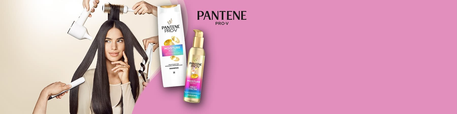 Eine weiße Shampoo-Flasche mit der Aufschrift „Pantene Pro-V Moisture Boost“ und eine goldene Leave-in-Creme-Flasche mit der Aufschrift „Pantene Pro-V Heat & Glow“ vor einem rosa Hintergrund, oben rechts das Pantene Pro-V Logo