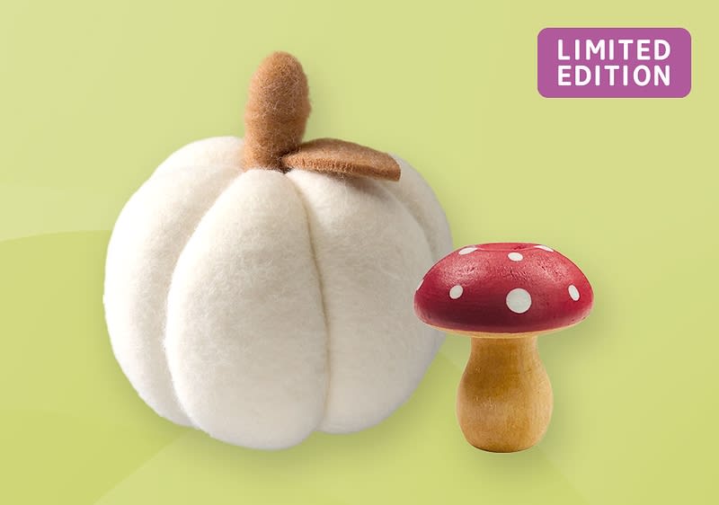 Ein weißer Stoffkürbis mit braunem Stiel und ein kleiner Holzpilz mit rotem Hut und weißen Punkten auf hellgrünem Hintergrund, oben rechts der Text „Limited Edition“ in einem lila Rechteck