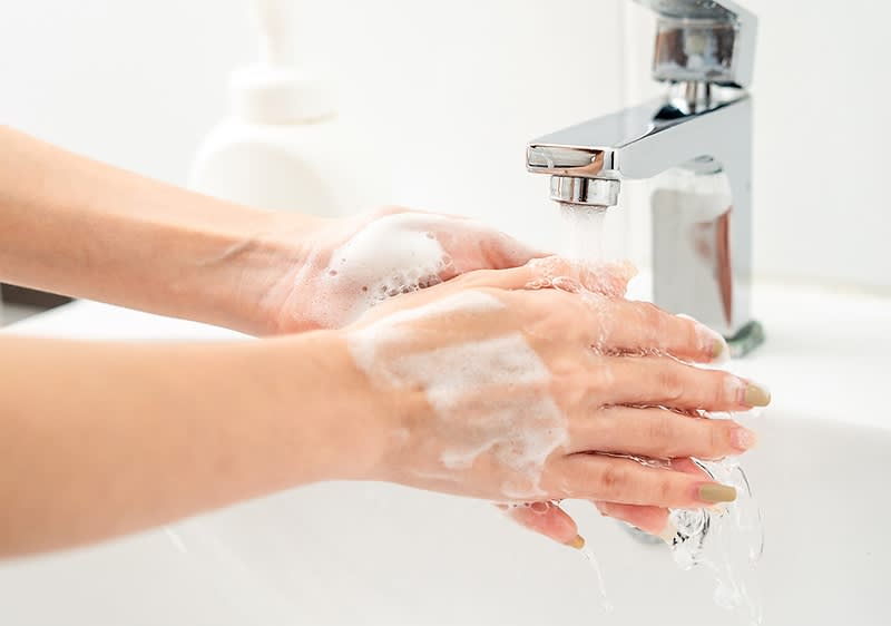 Händewaschen unter fließendem Wasser mit Seifenschaum