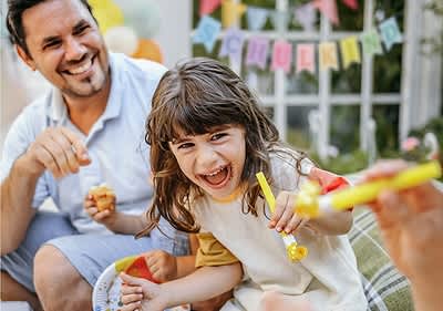 Ein Kind, dass mit seinen Eltern den Tag der Einschulung feiert