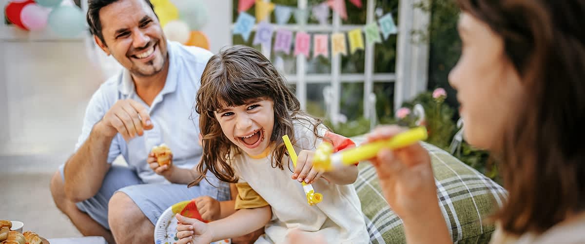 Ein Kind, dass mit seinen Eltern den Tag der Einschulung feiert