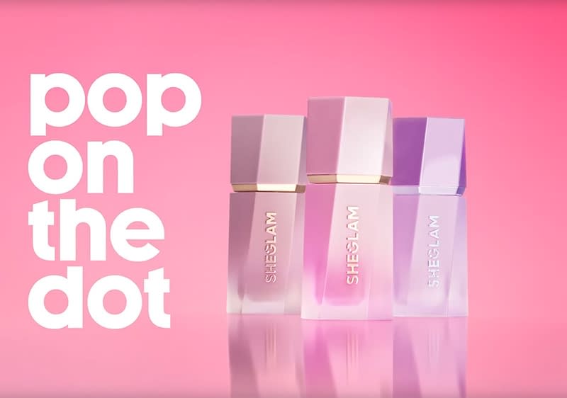 Drei Parfümflaschen in Rosa- und Lilatönen mit der Aufschrift „SHESLAM“ stehen vor einem pinken Hintergrund, daneben der Text „pop on the dot“