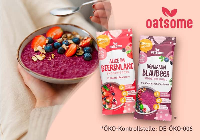 Zwei Verpackungen von Oatsome Smoothie Bowls, links „Alice im Beerenland“ mit Erdbeere und Apfelbeere, rechts „Benjamin Blaubeer“ mit Blaubeere und Johannisbeere, daneben eine Schale mit rotem Smoothie, dekoriert mit Erdbeeren, Blaubeeren und Granola, oben rechts das Oatsome-Logo