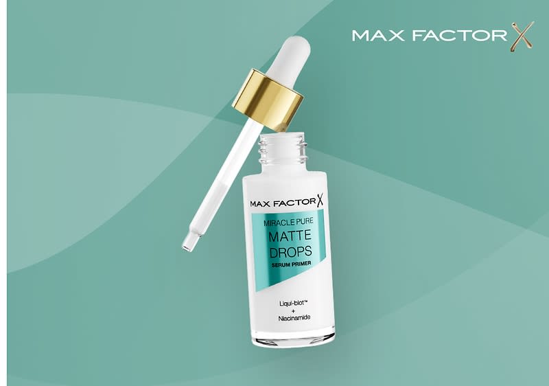 Eine weiße Flasche mit goldener Kappe und Pipette, darauf die Aufschrift „MAX FACTOR MIRACLE PURE MATTE DROPS SERUM PRIMER“, darunter „LiqiBiom™ Niacinamide“, im Hintergrund das Logo von Max Factor