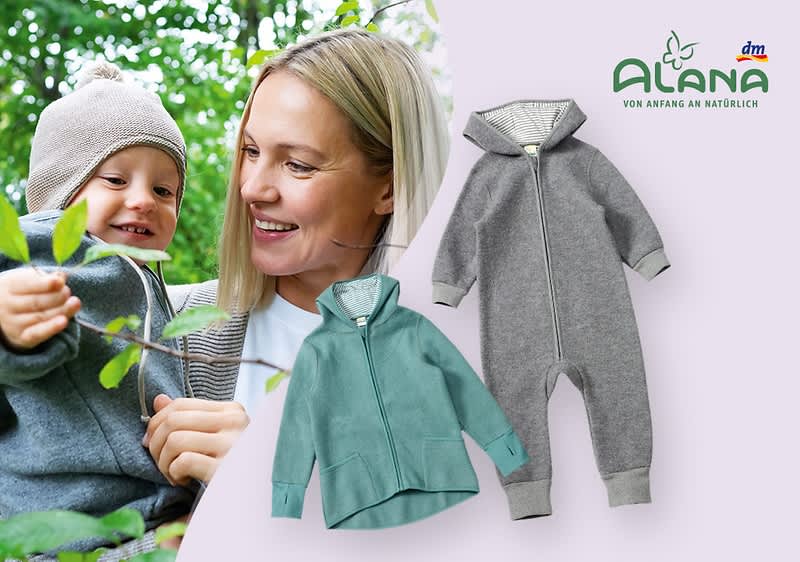 Baby in grauem Overall mit Reißverschluss und Kapuze sowie grüner Kinderjacke vorne, links Mutter hält Kleinkind im Wald, oben rechts Logo „Alana von Anfang an natürlich“
