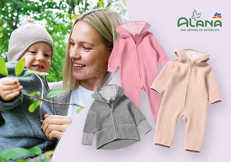 Drei Babyanzüge in Rosa, Grau und Beige mit Kapuze und Reißverschluss, daneben das Logo von Alana